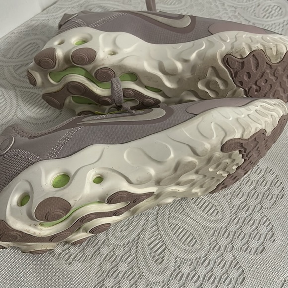 React Nike Woman Sneakers. - Picture 5 of 7